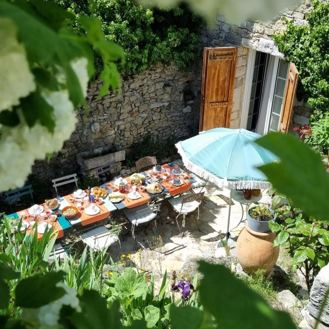 Les Roses Tremieres Bed and Breakfast Bargème Exteriör bild